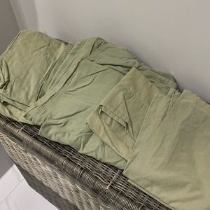 Queen size bed sheets and 2 pillow covers